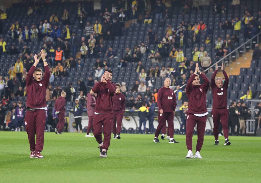 Galatasaraylı futbolcular Kadıköy'de sahaya çıkar çıkmaz büyük şok yaşadı. Her şey bir anda oldu 1